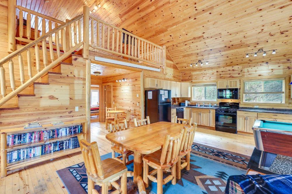 Wraparound Deck and BBQ Pet-Friendly Deadwood Cabin